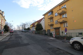 Pohled na dům v ulici - Prodej bytu 2+1 v osobním vlastnictví 63 m², Karlovy Vary 
