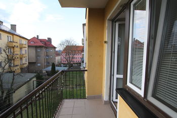 Pohled z balkonu - Prodej bytu 2+1 v osobním vlastnictví 63 m², Karlovy Vary