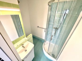 Koupelna - Pronájem bytu 1+1 v osobním vlastnictví 37 m², Strakonice