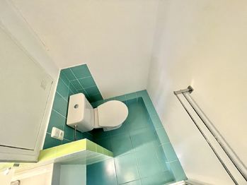 Toaleta - Pronájem bytu 1+1 v osobním vlastnictví 37 m², Strakonice