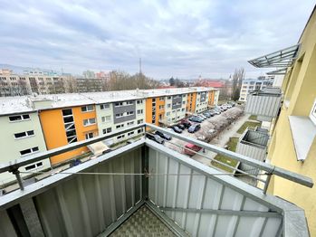 Pohled z balkonu - Pronájem bytu 1+1 v osobním vlastnictví 37 m², Strakonice