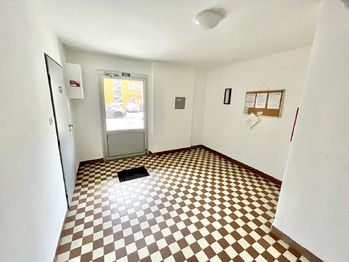 Vstup do domu - Pronájem bytu 1+1 v osobním vlastnictví 37 m², Strakonice