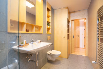 Koupelna - Prodej bytu 2+kk v osobním vlastnictví 105 m², Praha 9 - Libeň