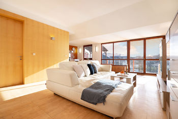 Obývací pokoj s kuchyňským koutem a vstupem na balkón - Prodej bytu 2+kk v osobním vlastnictví 105 m², Praha 9 - Libeň