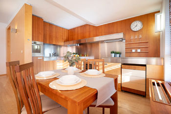 Obývací pokoj s kuchyňským koutem a vstupem na balkón - Prodej bytu 2+kk v osobním vlastnictví 105 m², Praha 9 - Libeň 