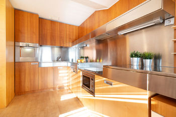 Obývací pokoj s kuchyňským koutem a vstupem na balkón - Prodej bytu 2+kk v osobním vlastnictví 105 m², Praha 9 - Libeň