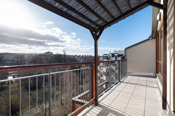 Jižně orientovaný balkón - Prodej bytu 2+kk v osobním vlastnictví 105 m², Praha 9 - Libeň
