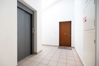 Vstup do  bytu - Prodej bytu 2+kk v osobním vlastnictví 105 m², Praha 9 - Libeň