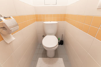WC - Pronájem bytu 2+kk v osobním vlastnictví 57 m², Praha 9 - Hostavice