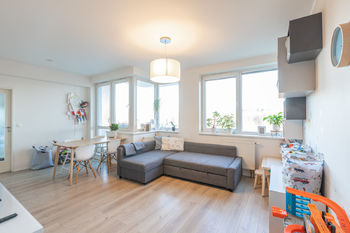 Obývací pokoj - Pronájem bytu 2+kk v osobním vlastnictví 57 m², Praha 9 - Hostavice