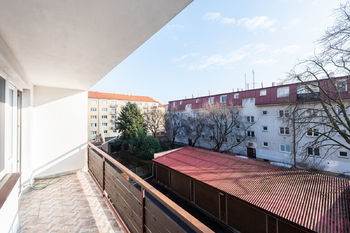 Lodžie z obývacího pokoje - Prodej bytu 3+1 v družstevním vlastnictví 70 m², Praha 6 - Vokovice