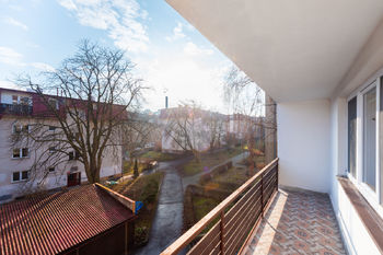 Výhled z obývacího pokoje - Prodej bytu 3+1 v družstevním vlastnictví 70 m², Praha 6 - Vokovice