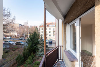 Balkon z kuchyně - Prodej bytu 3+1 v družstevním vlastnictví 70 m², Praha 6 - Vokovice