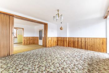 obývací pokoj je slunný a prostorný - Prodej domu 180 m², Neveklov