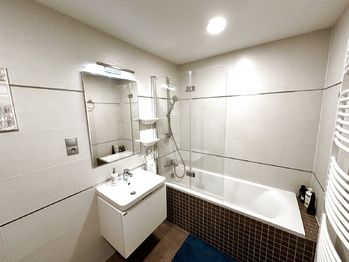 Koupelna s toaletou - Pronájem bytu 1+kk v osobním vlastnictví 41 m², Praha 7 - Holešovice