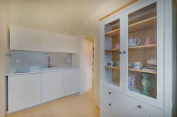 Kuchyňka s varnou deskou a úložným prostorem - Pronájem obchodních prostor 60 m², Praha 5 - Jinonice