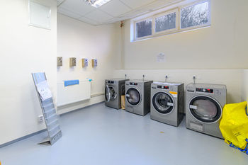 K dispotici je i prádelna - Pronájem obchodních prostor 60 m², Praha 5 - Jinonice