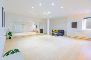Interiéru studia dominuje zrcadlová stěna - Pronájem obchodních prostor 60 m², Praha 5 - Jinonice