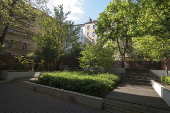 Zahrada k bytovému domu - Pronájem bytu 5+1 v osobním vlastnictví 208 m², Praha 10 - Vršovice