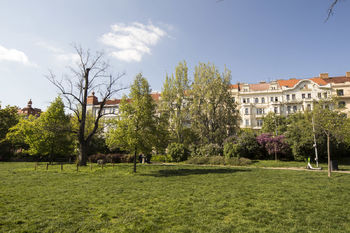 Heroldovy sady - pohled na bytový dům - Pronájem bytu 5+1 v osobním vlastnictví 208 m², Praha 10 - Vršovice
