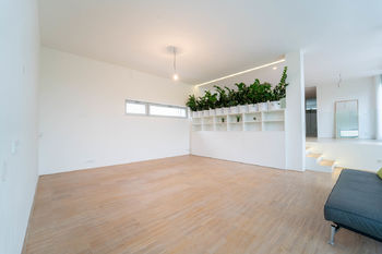 Prostorný obývací pokoj s okny do zahrady - Pronájem bytu 2+kk v osobním vlastnictví 94 m², Poděbrady