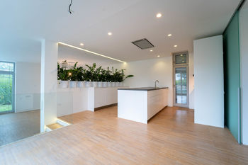 Pohled na dělící stěnu mezi obývacím pokojem a kuchyňský kout - Pronájem bytu 2+kk v osobním vlastnictví 94 m², Poděbrady