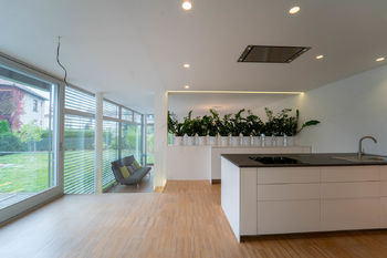 Pohled na dělící stěnu mezi obývacím pokojem a kuchyňský kout - Pronájem bytu 2+kk v osobním vlastnictví 94 m², Poděbrady