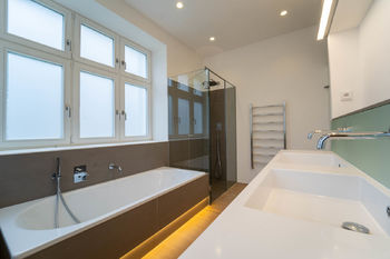 Luxusní koupelna za ložnicí - Pronájem bytu 2+kk v osobním vlastnictví 94 m², Poděbrady