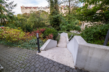 Park - přístup k tramvaji - Prodej bytu 2+kk v osobním vlastnictví 52 m², Praha 2 - Vinohrady