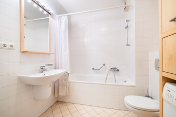Koupelna s WC - Prodej bytu 2+kk v osobním vlastnictví 52 m², Praha 2 - Vinohrady