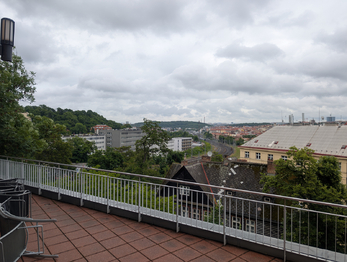Terasa u bazénu - Prodej bytu 2+kk v osobním vlastnictví 50 m², Praha 2 - Vinohrady