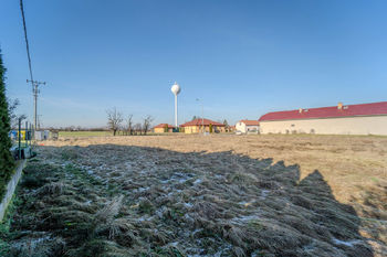Pohled na pozemek z východní části parcely - Prodej pozemku 1140 m², Jestřabí Lhota