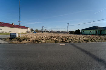 Pohled na pozemek z hlavní silnice - Prodej pozemku 1140 m², Jestřabí Lhota