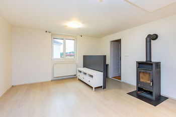 Obývací pokoj (detail krbová kamna) - Prodej bytu 3+kk v osobním vlastnictví 72 m², Týnec nad Sázavou