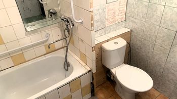 toaleta - Prodej bytu 2+kk v osobním vlastnictví 40 m², Benátky nad Jizerou