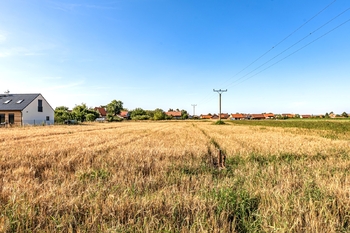 Prodej pozemku 8247 m², Hostín u Vojkovic