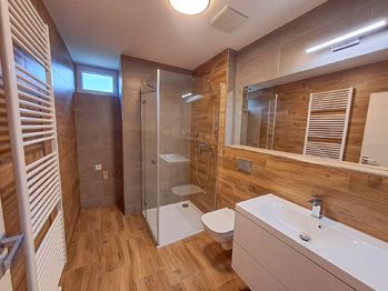koupelna - Pronájem bytu 1+kk v osobním vlastnictví 36 m², Hluboká nad Vltavou