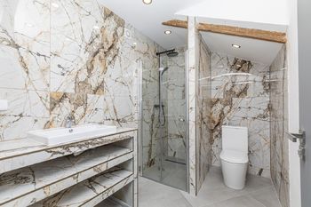 Koupelna v přízemí  - Prodej domu 456 m², Vrutice