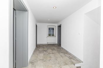 Chodba v patře - Prodej domu 456 m², Vrutice