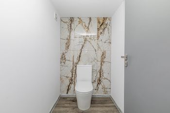 WC v patře - Prodej domu 456 m², Vrutice