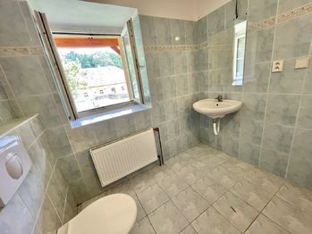 Koupelna s WC - Pronájem bytu 3+1 v osobním vlastnictví 126 m², Radomyšl
