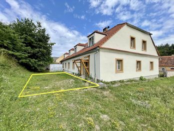 Pohled na dům s vyznačením terasy - Pronájem bytu 3+1 v osobním vlastnictví 126 m², Radomyšl