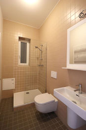 Koupelna - Pronájem bytu 2+kk v osobním vlastnictví 50 m², Praha 4 - Nusle