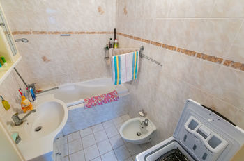 Koupelna - Prodej bytu 4+1 v osobním vlastnictví 88 m², Třebíč