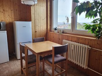 Kuchyňský stůl - Pronájem bytu 3+1 v osobním vlastnictví 73 m², Třebíč