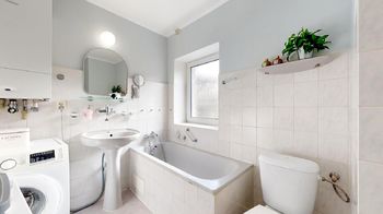 Koupelna - Prodej domu 267 m², Praha 9 - Horní Počernice