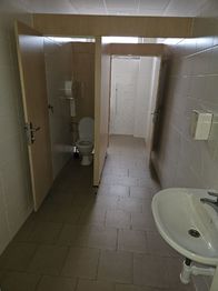 sociální zařízení ženy + WC invalidé - Pronájem komerčního prostoru 100 m², Ostrava