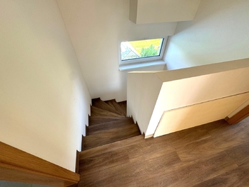 schodiště - Prodej bytu 5+kk v osobním vlastnictví 110 m², Mukařov