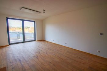 obývací pokoj - Prodej bytu 1+kk v osobním vlastnictví 49 m², Černá v Pošumaví