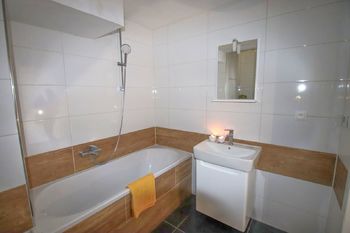 koupelna - Prodej bytu 1+kk v osobním vlastnictví 49 m², Černá v Pošumaví